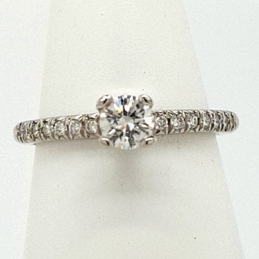 Diamond solitaire ring in Platinum