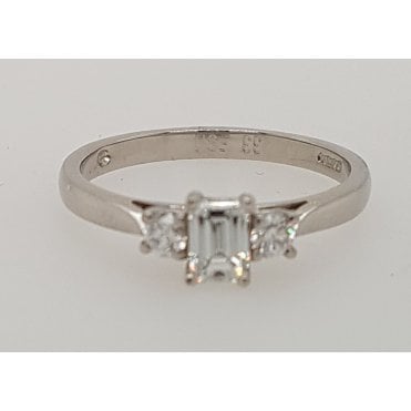 Gorgeous 3 stone diamond ring Platinum