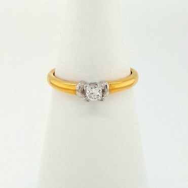 Princess Cut Diamond Solitaire Ring in 18ct yellow gold
